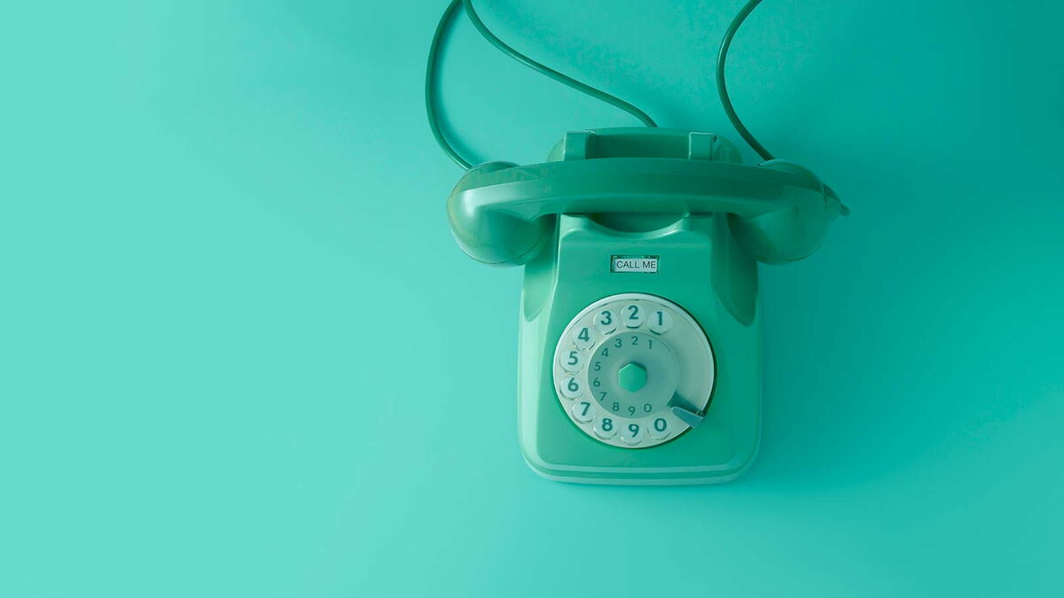 Mintgrünes Retro-Wählscheibentelefon – Symbol für Kontaktaufnahme und direkte Kommunikation
